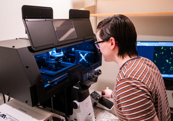 Kyle Bledsoe uses the new confocal microscope